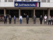 جامعة المنيا تكرم الأطقم الطبية والتمريضية العاملين بمستشفيات العزل الصحى