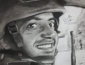 مينا يبدع فى رسم بورتريه للشهيد أحمد المنسى ويؤكد: احتل قلوب المصريين