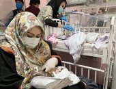 الإنسانية تنتصر.. أفغانية ترعى 20 طفلا حديثى الولادة بعد مذبحة مستشى كابول.. صور
