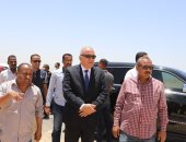 محافظ قنا يتفقد مخر سيل كرم عمران لاستقبال أي سيول محتملة .. صور
