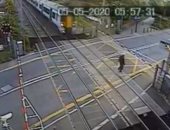 " عمره باقى".. رجل متهور ينجو من الموت تحت قطار بأعجوبة فى بريطانيا.. فيديو  