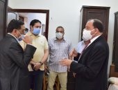 رئيس جامعة بنى سويف يتفقد التجهيزات النهائية لاستقبال العائدين من الخارج