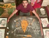 قارئ يشارك برسومات فنية وبورترية باستخدام الملح لإظهار موهبته