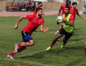امسك حرامى.. أحمد ياسر ريان يداعب "باسم على" فى تدريبات قديمة للأهلى.. صور