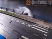  سائق يقف لامرأة لتعبر الطريق فتصدمه سيارة ويسقط فى النهر.. فيديو