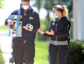 صور.. سكارليت جوهانسون مع زوجها بالكمامات والكحول للوقاية من كورونا