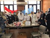 بالصور .."القومى للمرأة"بالإسكندرية يقدم باقات الورود لأطباء مستشفى الصدر