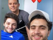 محمد محمود ينشر صورة برفقة ثنائي الأهلي المصاب 