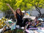 مسيرة بالسيارات.. حفل تخرج مبهج لطالبات إحدى الجامعات بكاليفورنيا الأمريكية