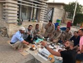 "صافى يالبن".. أحمد فلوكس يتناول الإفطار مع أفراد الأمن بعد الصلح.. فيديو وصور