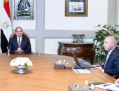 السيسى يبحث تسوية 250 مليار جنيه مديونيات هيئة السكة الحديد.. الرئيس يوجه بسرعة الانتهاء من خطة تطوير الشبكة وإنشاء خطوط جديدة لربط مختلف أنحاء الجمهورية.. وتطوير المناطق المحيطة بالطرق والمحاور