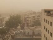 محافظ أسوان يوجه بغلق الطريق الصحراوى بعد تقلبات الطقس.. صور