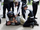 الشرطة البريطانية تسحل محتجين ضد إجراءات الحظر فى لندن