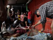 مشاهد صادمة.. سكان ينقلون جثث تجار المخدرات في البرازيل بعد مداهمة الشرطة