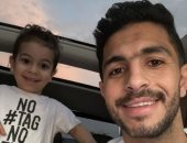 أيمن أشرف يستغل توقف كورونا فى قضاء وقت ممتع مع نجله