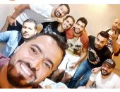 حمدي النقاز يحتفل بخروجه من السجن مع أصدقائه