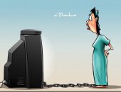 كاريكاتير صحيفة سعودية.. المسلسلات تربط المشاهدين بشاشات التليفزيون