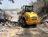 صور.. إزالة 4 حجرات خرسانية مخالفة تم بناؤها بطريق القبارى غرب الإسكندرية
