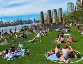 سكان نيويورك يعودون للمتنزهات بضوابط التباعد الاجتماعى بعد تخفيف قيود كورونا