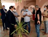 صور.. رئيس جامعة بنى سويف يستقبل آخر فوج للعائدين من الخارج بالمدينة الجامعية