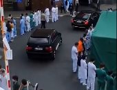 طاقم طبى يدير ظهره لسيارة صوفيا ويليامز رئيس وزراء بلجيكا.. فيديو