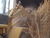 إزالة التعديات على الأراضى الزراعية بقرى طهطا شمال سوهاج.. صور