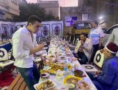 صور.. برلمانى يتجاهل إجراءات كورونا ويقيم مائدة إفطار لزملائه وسط القاهرة