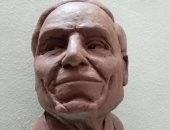 نحت تمثال له..طالب يحتفل بعيد ميلاد الزعيم عادل إمام على طريقته الخاصة..صور