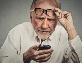 دراسة: استخدام التكنولوجيا فى التواصل يشعر كبار السن بالعزلة خلال أزمة كورونا