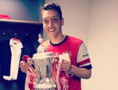 أوزيل يحتفل بتتويجه بكأس الاتحاد مع أرسنال: "من 6 سنوات أول موسم وأول لقب"