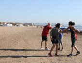 الحياة تعود لشواطئ فالنسيا فى إسبانيا بعد تخفيف قيود الإغلاق بسبب كورونا