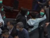 كلاكيت ثانى مرة.. فوضى ومشاجرات فى البرلمان بهونج كونج.. فيديو