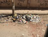 قارق يشكو تراكم القمامة أمام منزلة في شبين الكوم بالمنوفية