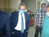 محافظ سوهاج يطمئن على 117 حالة أصيبت بتسمم غذائى فى أخميم.. صور