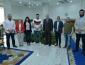 صور.. رئيس مصر للطيران يكرم فريق عمل أغنية  "كتب التاريخ"