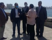 صور ..نائب محافظ الإسكندرية يتفقد طريق الكورنيش لمتابعة حملات الإزالة