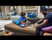 حسام عاشور يتحدى ملل كورونا بلعب "الدومينو" مع نجله
