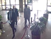 صور.. تفاصيل لقاء وزير الرى ومحافظ الدقهلية المصاب بكورونا.. لم يصافحا بعضهما البعض.. التزما بارتداء الكمامات والمسافات البينية.. عبد العاطى يمارس عمله إلكترونيا وإجراء تحاليل له وكل من خالطوا المحافظ