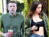 بيلبسوا من بعض .. شاهد بن أفليك و حبيبته أنا دي أرماس بنفس القميص