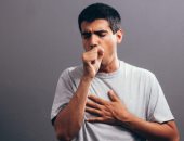 هل الشعور بألم في الصدر علامة على إصابتك بنوبة قلبية؟