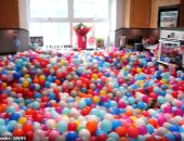 يوتيوبر بريطانى يفاجئ زوجته وأولاده بـ 250 ألف كرة خلال العزل المنزلى.. فيديو 