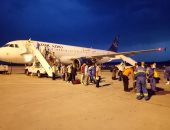 صور.. وصول 77 عالقا مصريا فى رحلة قادمة من جيبوتى مرورا بالخرطوم لمرسى علم