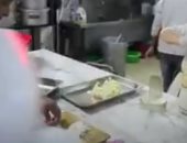 فيديو.. متطوعون يوزعون الوجبات على الطواقم الطبية فى الجزائر