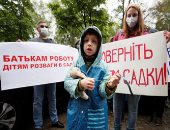 صور.. العالم هذا المساء.. الاحتجاجات تهيمن على أوروبا.. إسبانيا تنتفض ضد تعامل الحكومة مع كورونا.. وأمهات وأطفال أوكرانيا يحتجون على استمرار غلق الحضانات.. وأصحاب المقاهى والمطاعم بإيطاليا يطالبون برفع الحظر