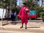 إسلام إبراهيم بالروب والشبشب فى فيديو طريف من كواليس "بـ100 وش"