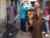 أهالى قرية سيلة الشرقية بالمنيا يطهرون الشوارع ضد فيروس كورونا
