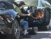 أنور حديد يتولي مهمة إلقاء القمامة من منزل دوا ليبا.. اعرف إيه الحكاية