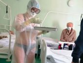 ممرضة روسية تعالج مصابى كورونا بارتداء "البكينى" للترفيه عليهم.. صورة