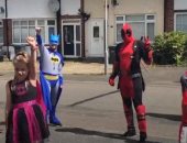 باتمان وأصدقاؤه يتجولون فى شوارع بريطانية لجمع التبرعات من الأطفال.. فيديو