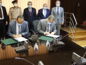 "الكهرباء" توقع عقد تنفيذ شبكة داخلية لـ50 ألف فدان بشرق العوينات